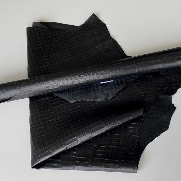 Italienisches Leder schwarz geometrische Muster 0,7-0,9 mm geprägt